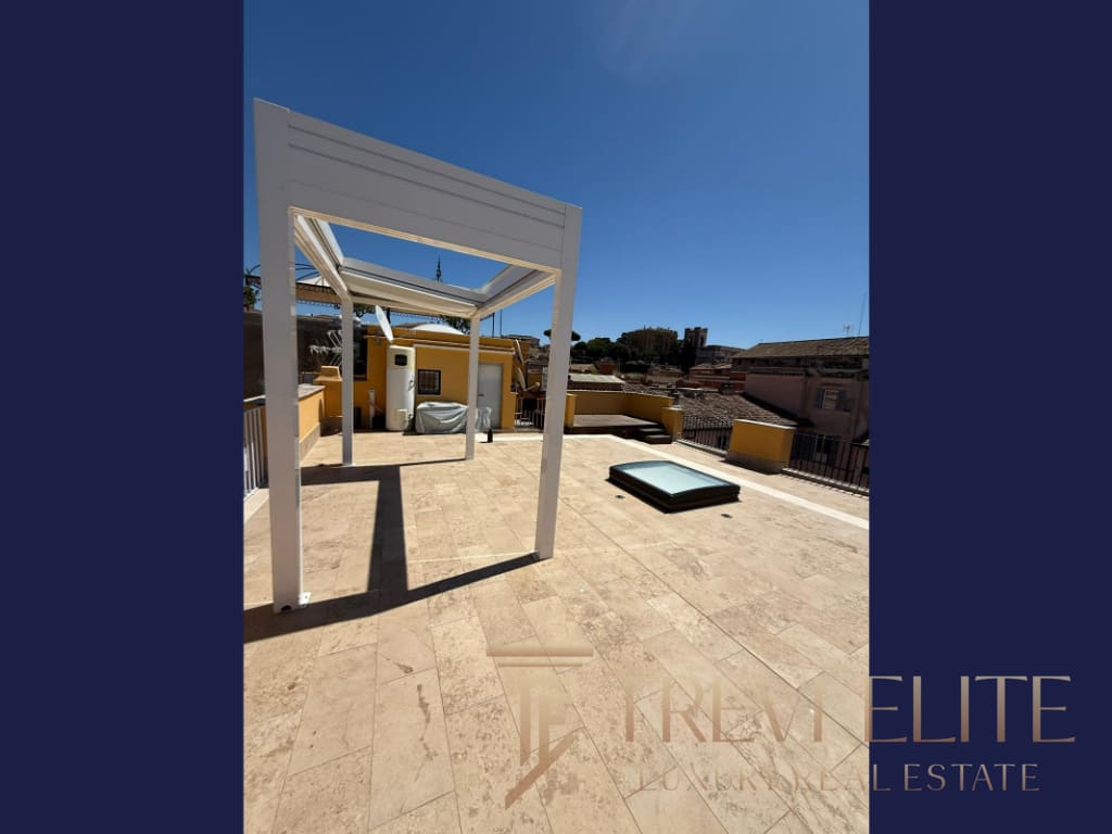 Высококачественная презентация роскошной крыши с панорамным видом на город, идеально подходящая для элитной недвижимости и эксклюзивных объектов в Италии и по всему миру.