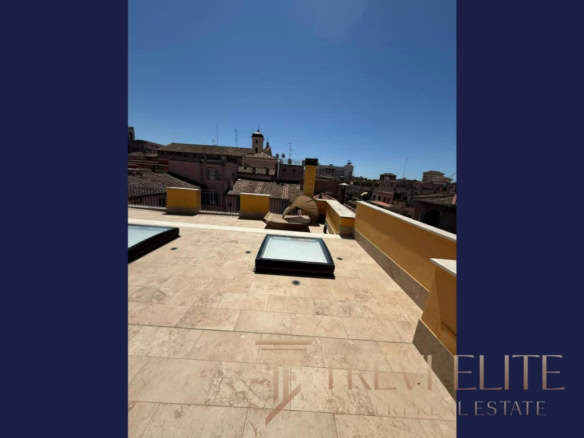 Высокий изображением террасы на крыше с панорамным видом на город, классическая архитектура и солнечная погода, идеально подходит для роскошной недвижимости в Италии.