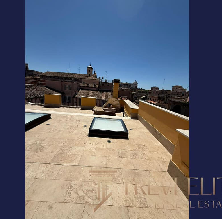 Высокий изображением террасы на крыше с панорамным видом на город, классическая архитектура и солнечная погода, идеально подходит для роскошной недвижимости в Италии.