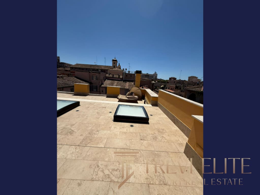 Высокий изображением террасы на крыше с панорамным видом на город, классическая архитектура и солнечная погода, идеально подходит для роскошной недвижимости в Италии.