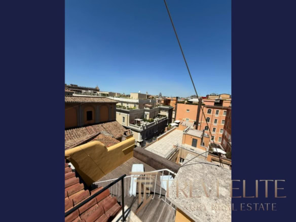 Вид на городские крыши и архитектуру высокого класса на ярком солнечном фоне в Италии.