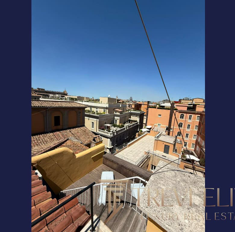 Вид на городские крыши и архитектуру высокого класса на ярком солнечном фоне в Италии.