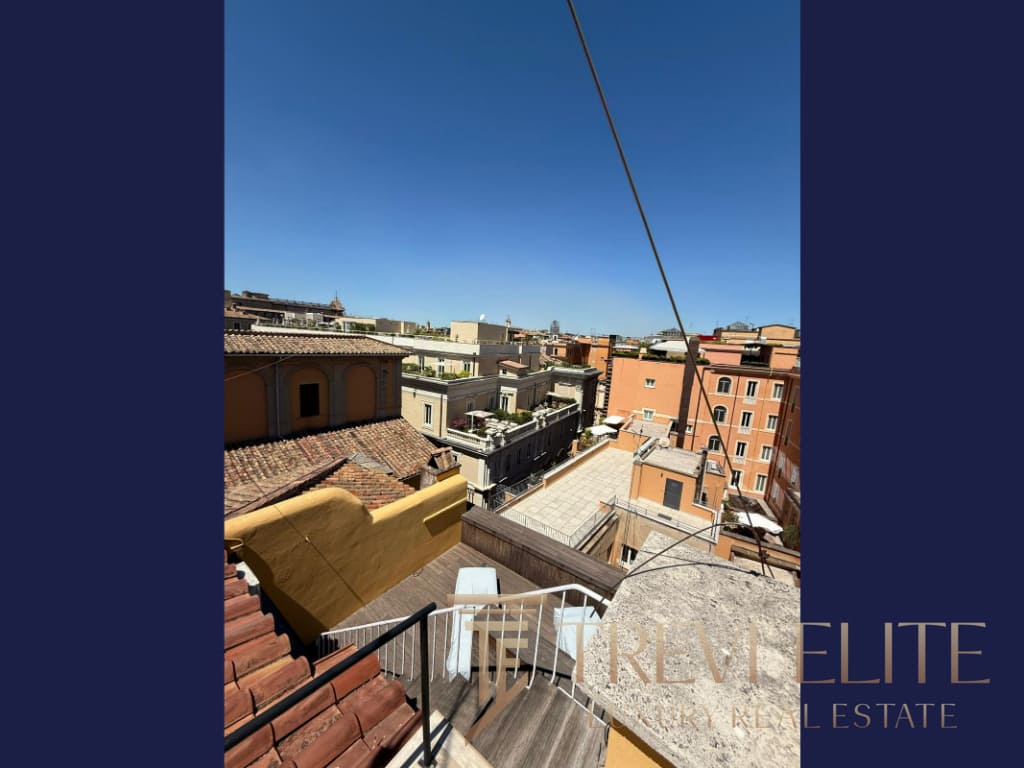 Вид на городские крыши и архитектуру высокого класса на ярком солнечном фоне в Италии.