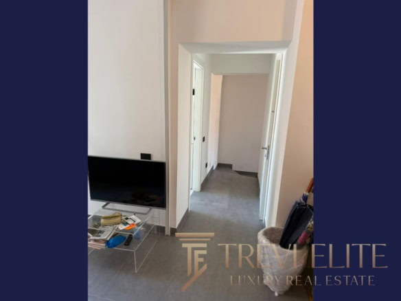 Чистый современный интерьер в роскошной недвижимости с аккуратным дизайном и комфортными пространствами.