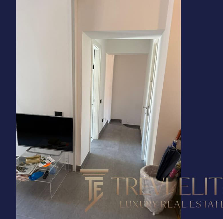 Чистый современный интерьер в роскошной недвижимости с аккуратным дизайном и комфортными пространствами.