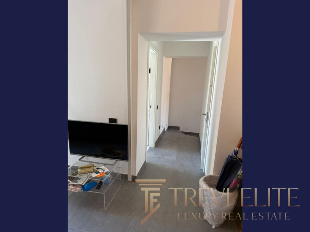 Чистый современный интерьер в роскошной недвижимости с аккуратным дизайном и комфортными пространствами.