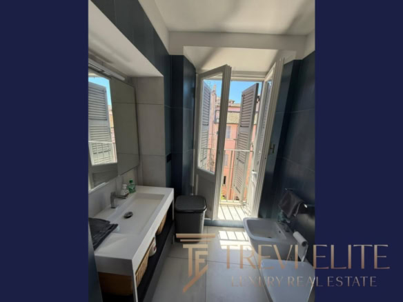 Современная ванная комната с балконом, ярким естественным светом, стильным дизайном, в жилом доме возле центра города.