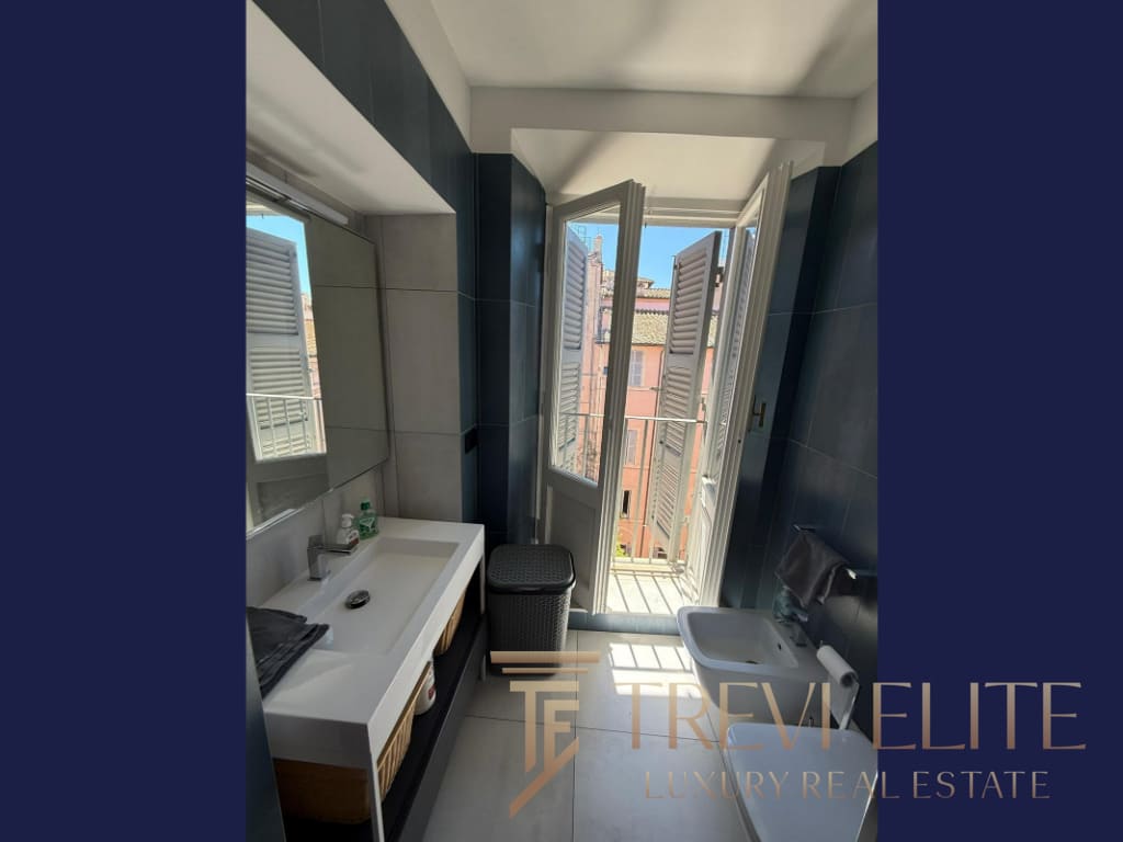 Современная ванная комната с балконом, ярким естественным светом, стильным дизайном, в жилом доме возле центра города.