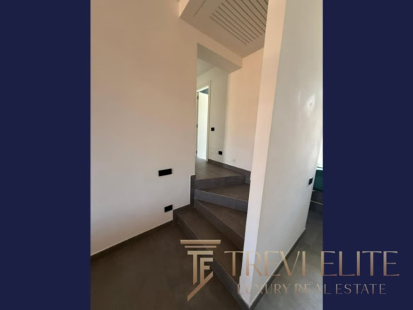 Высококачественный интерьер современного жилья с аккуратными ступенями и светлыми стенами, идеально подходящий для роскошной недвижимости от агентства Треви Элит.