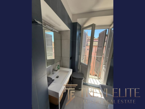 Современная ванная комната с большим окном и ванной дверью, оформление в светлых тонах, уютная и стильная обстановка, идеально подходит для роскошной недвижимости в Италии.