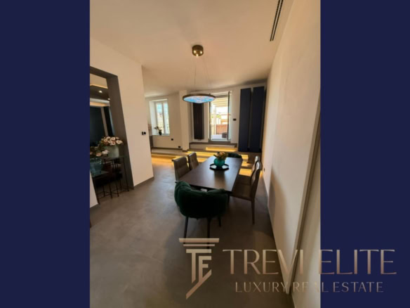 Элегантная современная столовая с уютным дизайном, просторным интерьером и большим окном для естественного освещения, идеальная для высококлассных жилых помещений.