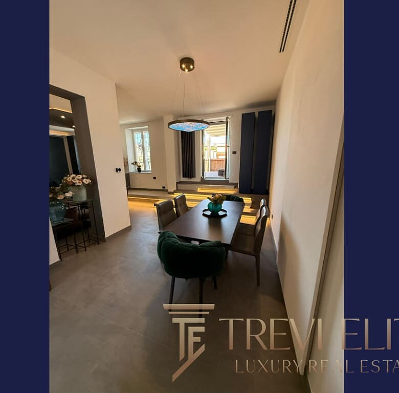 Элегантная современная столовая с уютным дизайном, просторным интерьером и большим окном для естественного освещения, идеальная для высококлассных жилых помещений.