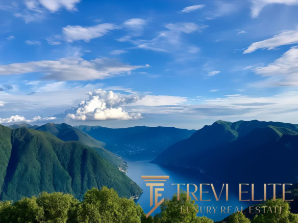 Красивый пейзаж с зелеными горами и озером под голубым небом, идеально подходящий для рекламы элитной недвижимости.