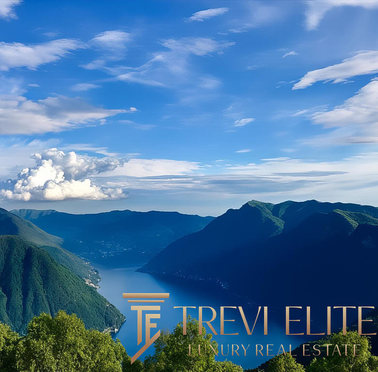 Красивый пейзаж с зелеными горами и озером под голубым небом, идеально подходящий для рекламы элитной недвижимости.
