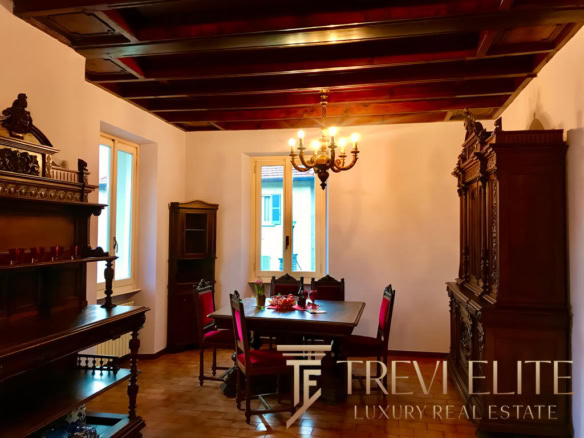 анимация, уютная гостиная с антикварной мебелью, деревянный потолок и мягкое освещение, стильный интерьер для элитной недвижимости, компания Треви Элит.