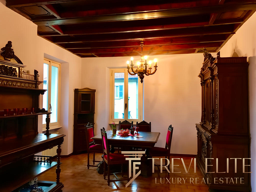 анимация, уютная гостиная с антикварной мебелью, деревянный потолок и мягкое освещение, стильный интерьер для элитной недвижимости, компания Треви Элит.