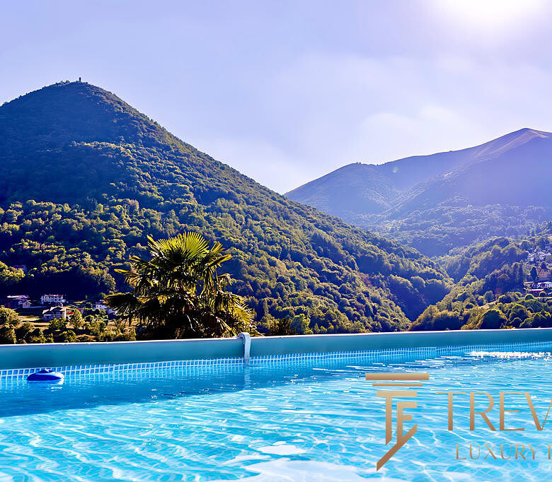 Вид на горы и природу с бассейна, окруженного зеленью, в роскошной недвижимости Треви Элит.