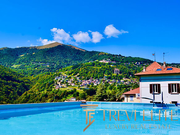 Современная недвижимость в горах с бассейном, панорамный вид на зеленые холмы и уютный дом. Идеальное место для отдыха и жизни в окружении природы.