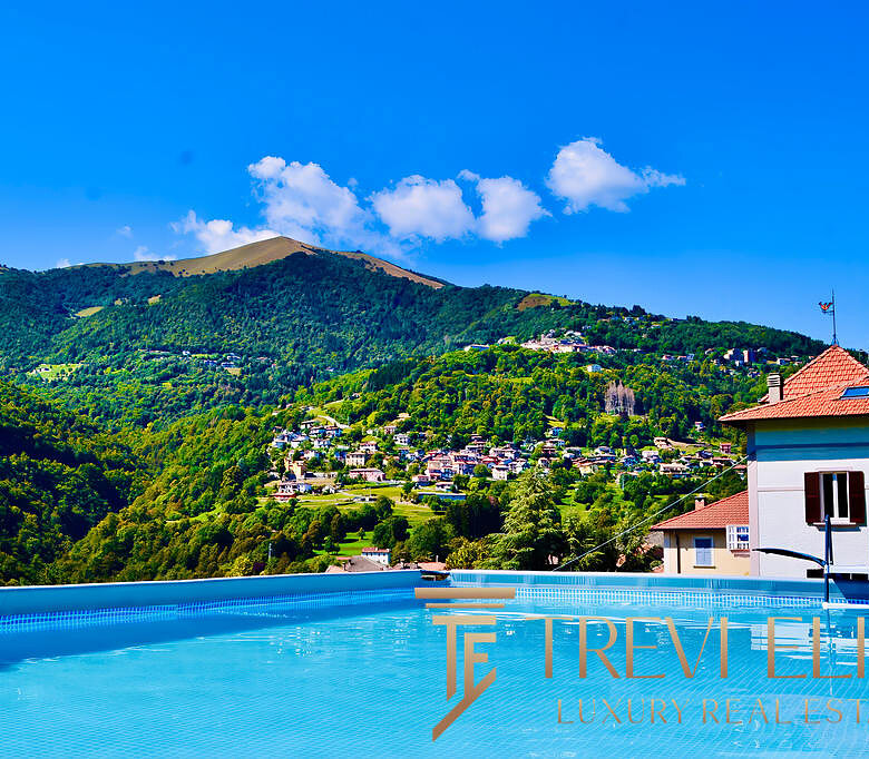 Современная недвижимость в горах с бассейном, панорамный вид на зеленые холмы и уютный дом. Идеальное место для отдыха и жизни в окружении природы.