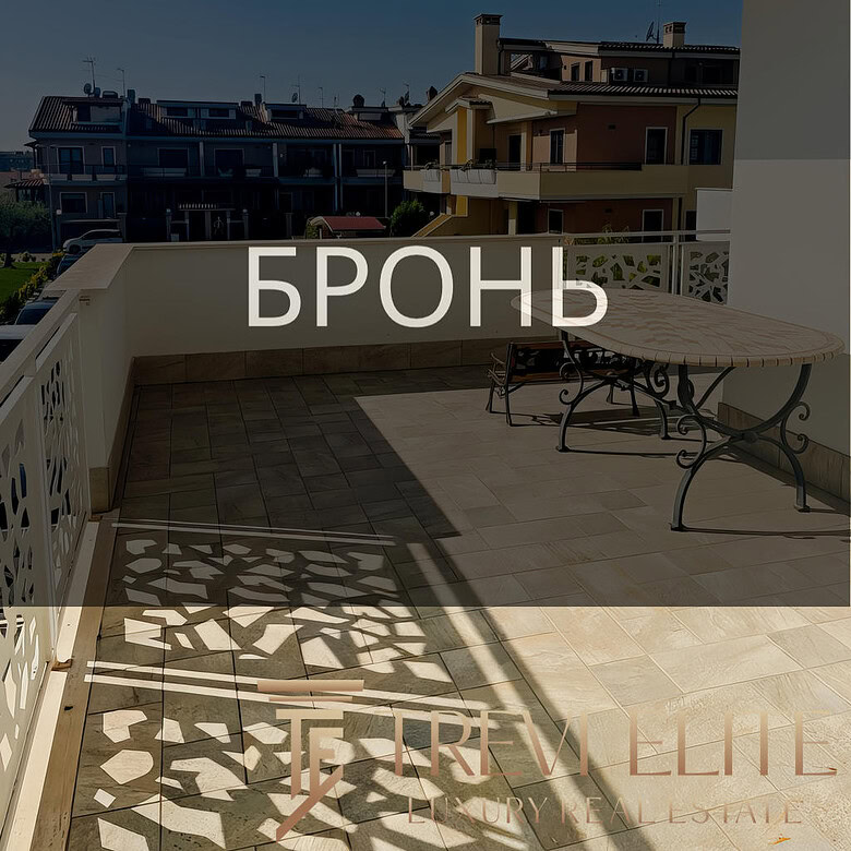 Современная уютная квартира с просторным балконом и видом на жилой комплекс, идеально подходящая для комфортной жизни и отдыха. Высокие стандарты строительства и отличное расположение обеспечивают комфорт и безопасность.