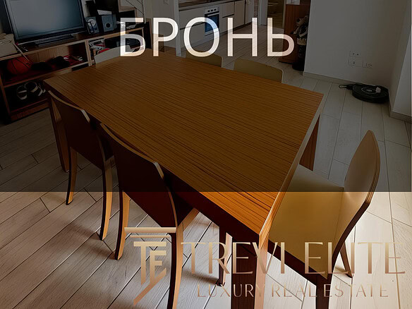 Высококачественное изображение современной жилой квартиры с уютной обеденной зоной и кухней в стиле лофт, подходящей для элитной недвижимости или аренды.