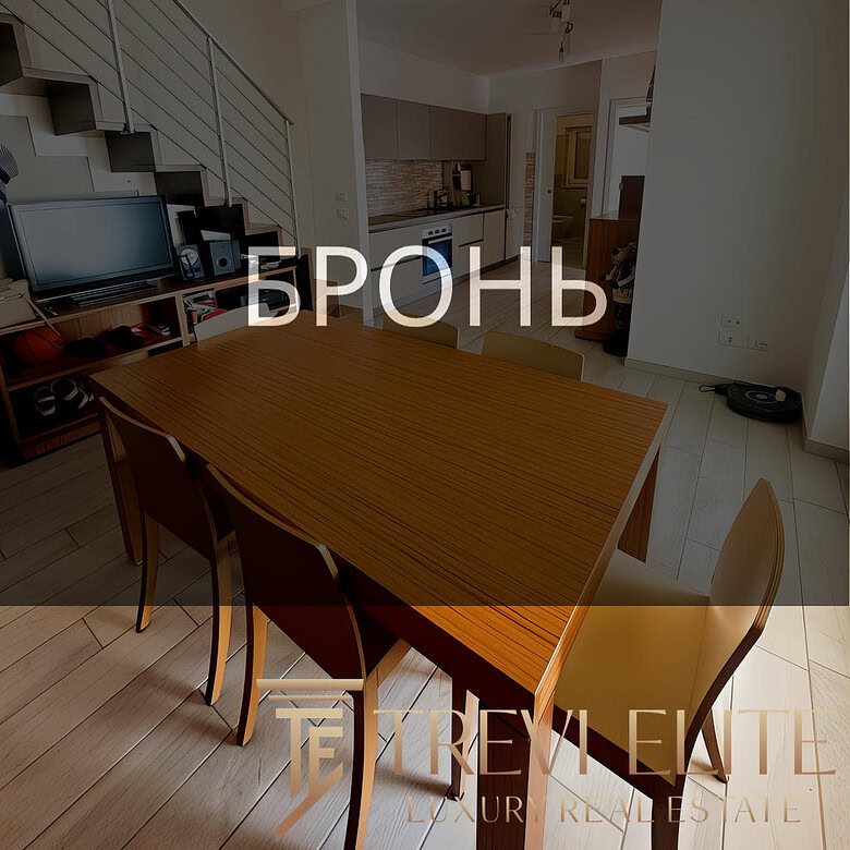 Высококачественное изображение современной жилой квартиры с уютной обеденной зоной и кухней в стиле лофт, подходящей для элитной недвижимости или аренды.