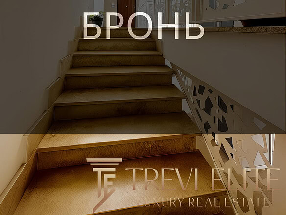 Элегантные внутренние лестницы в современном жилом комплексе, дизайн с декоративной решеткой, светлый интерьер, высококачественные материалы, уютное пространство.