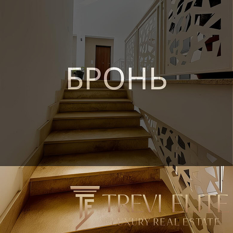 Элегантные внутренние лестницы в современном жилом комплексе, дизайн с декоративной решеткой, светлый интерьер, высококачественные материалы, уютное пространство.