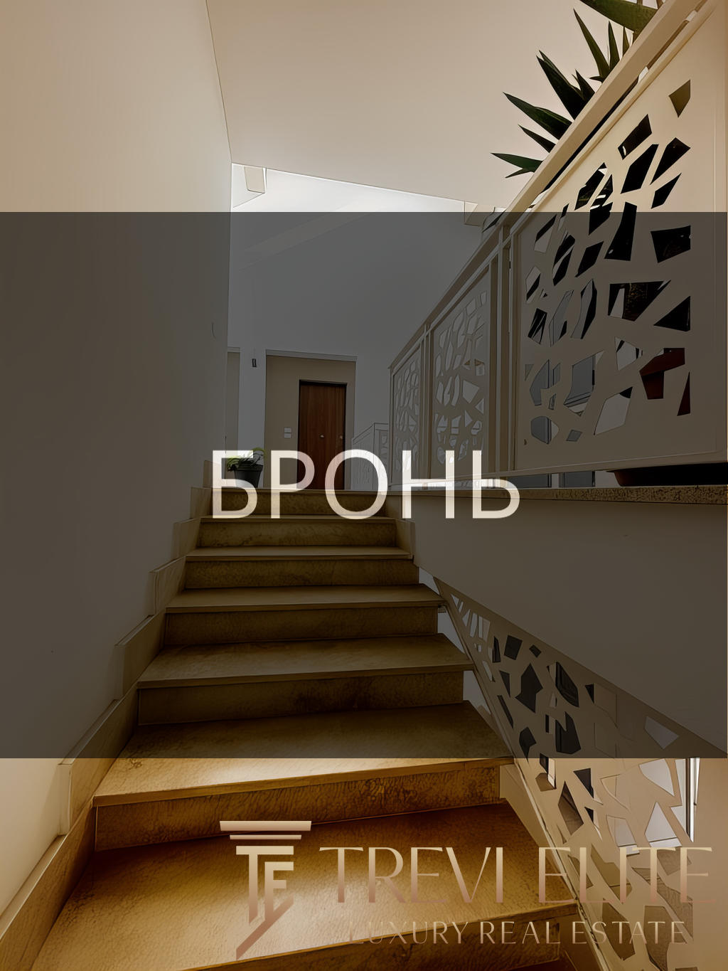 Элегантные внутренние лестницы в современном жилом комплексе, дизайн с декоративной решеткой, светлый интерьер, высококачественные материалы, уютное пространство.