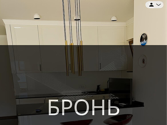 Бронзовые барные стулья у кухонной стойки в современном интерьере квартиры.