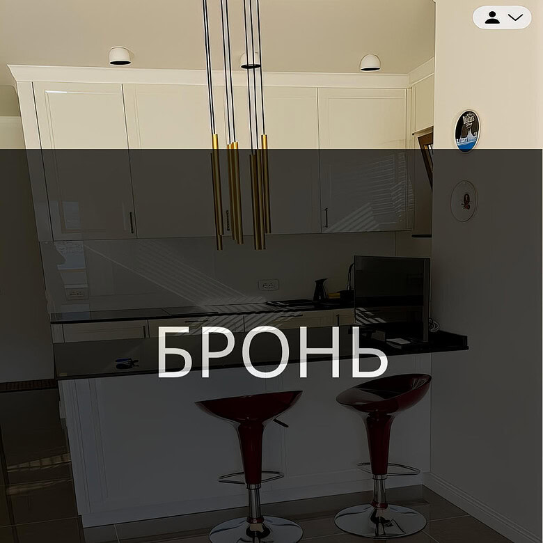 Бронзовые барные стулья у кухонной стойки в современном интерьере квартиры.