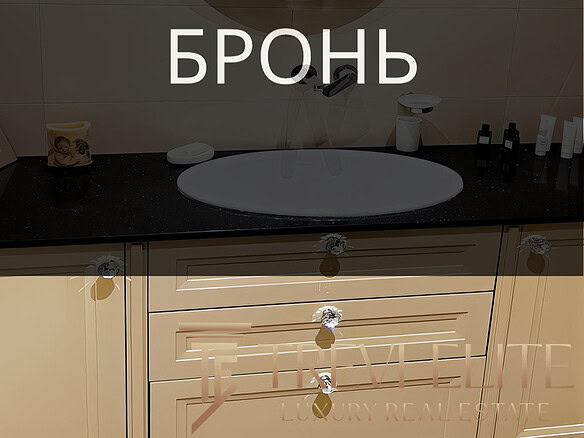 Элегантный интерьер ванной комнаты с зеркальным круглым зеркалом, современным светильником, белым умывальником и эстетичной мебелью, создающей уютную и стильную атмосферу.