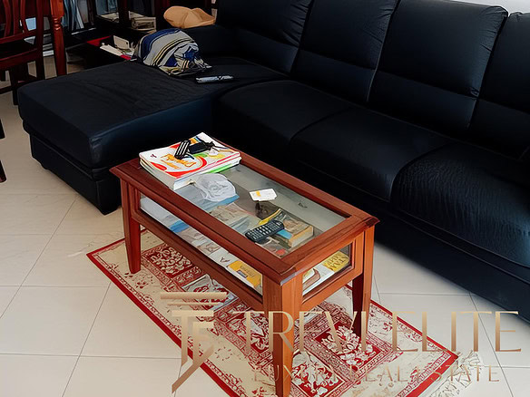 2. Люксовая гостиная с черным кожаным диваном, деревянной мебелью, украшенная национальными ремеслами и картинами в классическом стиле.