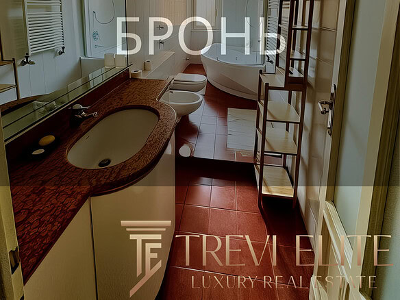 Оригинальный дизайн ванной комнаты в элитной недвижимости с современной сантехникой и стильным кафелем. Просторная ванная и красивые аксессуары создают уют и роскошь.