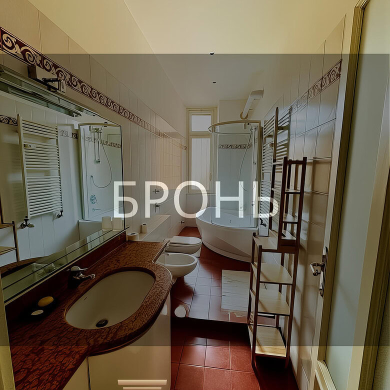 Оригинальный дизайн ванной комнаты в элитной недвижимости с современной сантехникой и стильным кафелем. Просторная ванная и красивые аксессуары создают уют и роскошь.