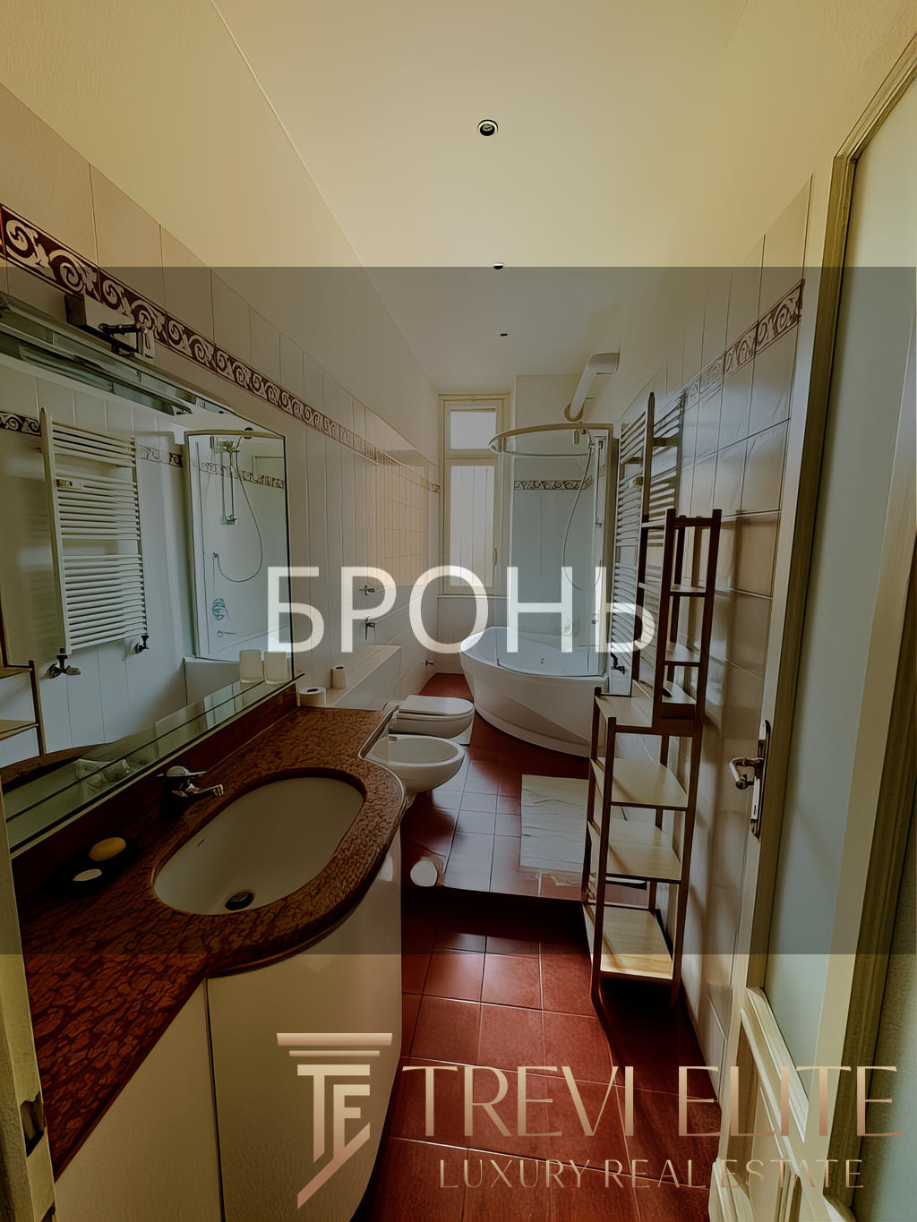 Оригинальный дизайн ванной комнаты в элитной недвижимости с современной сантехникой и стильным кафелем. Просторная ванная и красивые аксессуары создают уют и роскошь.