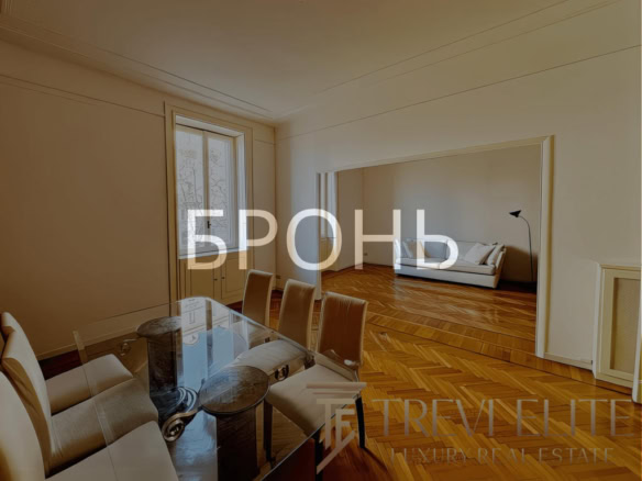 Современный интерьер жилой квартиры с уютной гостиной и обеденной зоной, светлые стены, деревянный пол, уютный диван и столовая для комфортного отдыха и встреч с близкими.