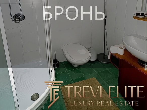 солнечный интерьер ванной комнаты с душевой кабиной, унитазом и раковиной, зеленым полом и декоративной плиткой, современное уютное пространство в частном доме, комфортное жилье.