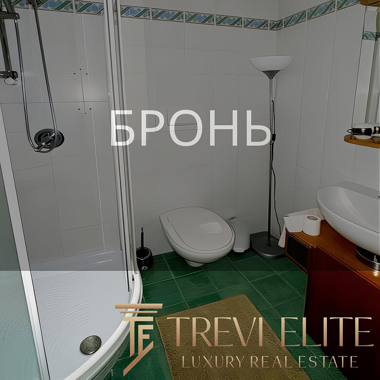 солнечный интерьер ванной комнаты с душевой кабиной, унитазом и раковиной, зеленым полом и декоративной плиткой, современное уютное пространство в частном доме, комфортное жилье.