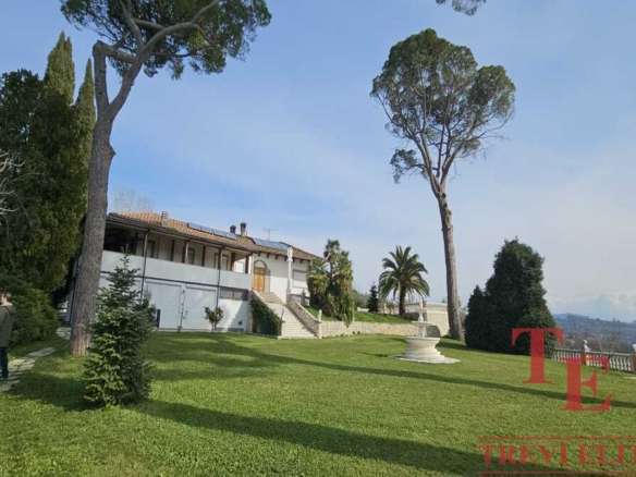 villa v lazio s bassejnom (1)