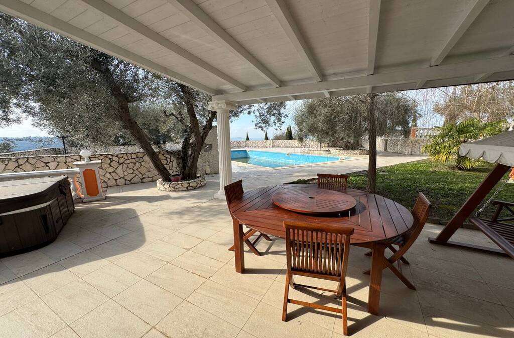 villa with pool lazio