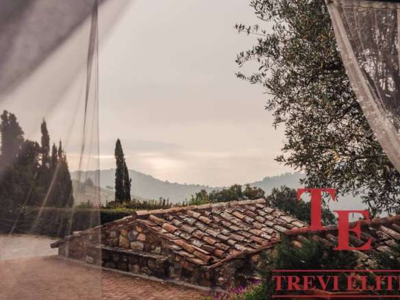 Уютный итальянский дом с каменной крышей на фоне живописных холмов и сказочного пейзажа. Идеальное жилье для ценителей эксклюзивной недвижимости и роскошной жизни.