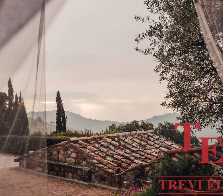 Уютный итальянский дом с каменной крышей на фоне живописных холмов и сказочного пейзажа. Идеальное жилье для ценителей эксклюзивной недвижимости и роскошной жизни.