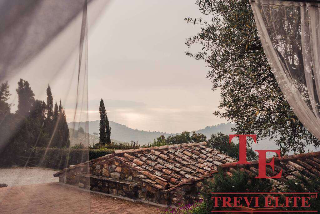 Уютный итальянский дом с каменной крышей на фоне живописных холмов и сказочного пейзажа. Идеальное жилье для ценителей эксклюзивной недвижимости и роскошной жизни.