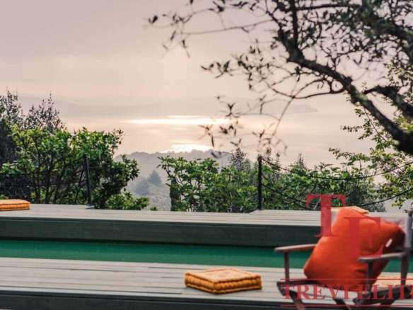 Участок с панорамным видом на природу и уютной террасой для отдыха.