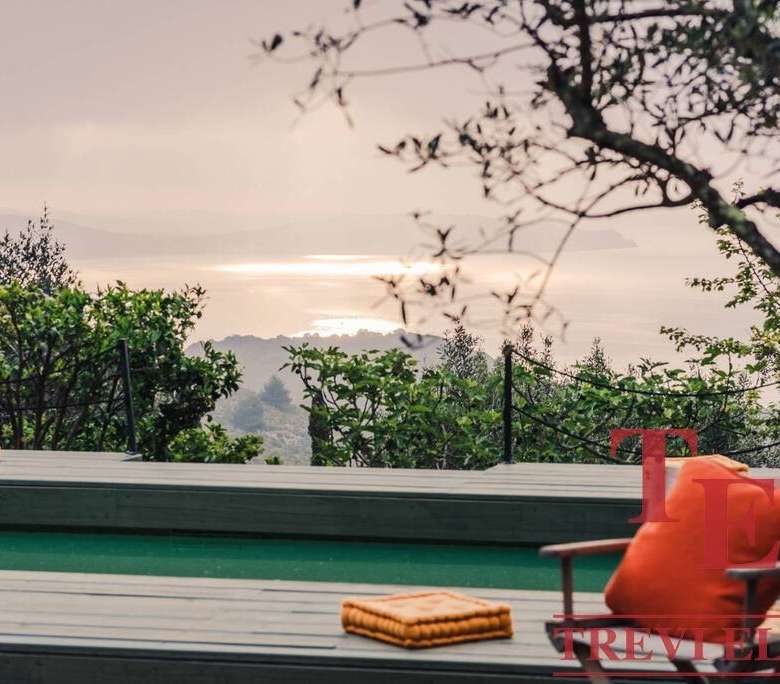 Участок с панорамным видом на природу и уютной террасой для отдыха.