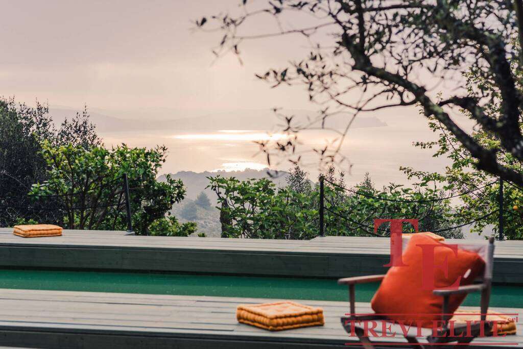 Участок с панорамным видом на природу и уютной террасой для отдыха.