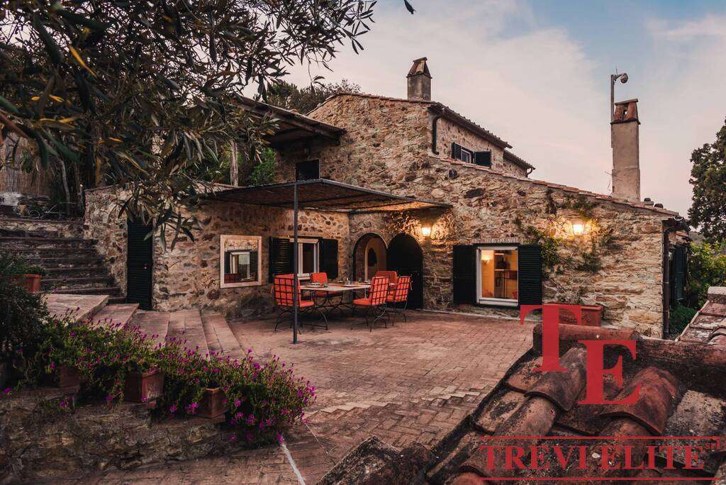 Уютный rustic дом с каменной отделкой, уютной террасой и видом на сад. Идеальное сочетание классики и современности для элитной недвижимости на побережье Италии.