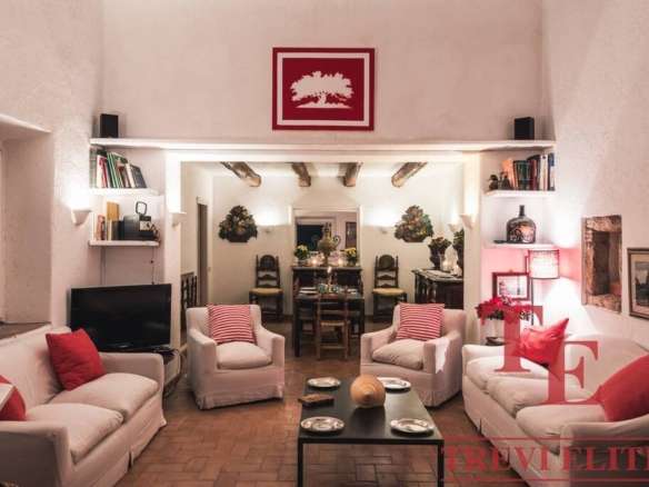 Элегантная гостиная в стиле классика с мягкой мебелью, декоративными элементами и уютным освещением, создающая атмосферу комфорта и роскоши для элитных клиентов.