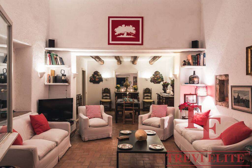 Элегантная гостиная в стиле классика с мягкой мебелью, декоративными элементами и уютным освещением, создающая атмосферу комфорта и роскоши для элитных клиентов.